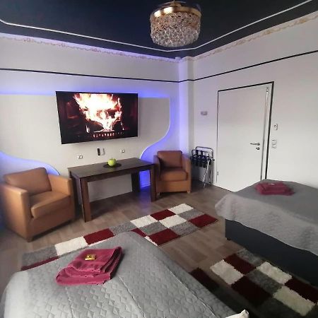 Best-Preis -Gold Suite- mit Netflix, Self-Check-In, eBike Ladestation, Fahrradraum, WLAN, Netflix und Massagesessel - direkt am Elberadweg im Herzen von Wittenberge Exterior foto