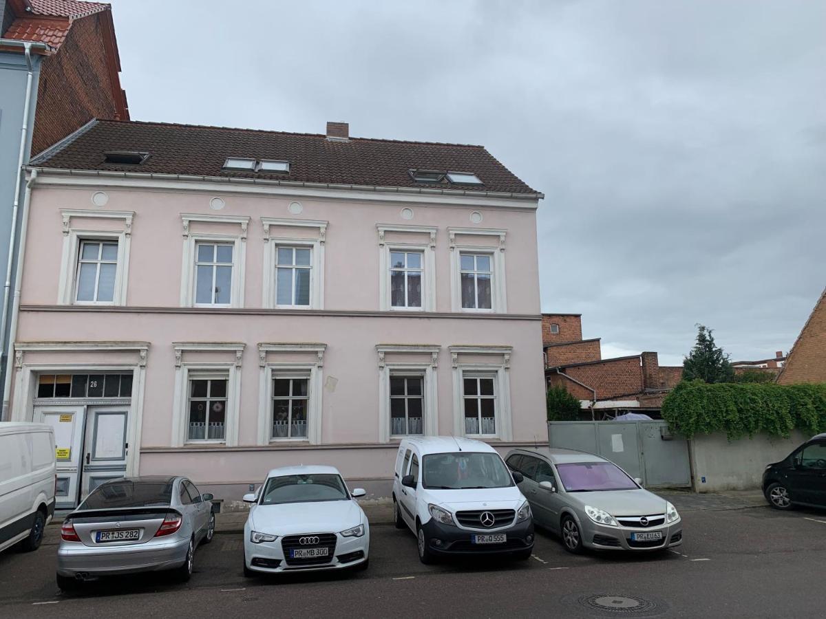 Best-Preis -Gold Suite- mit Netflix, Self-Check-In, eBike Ladestation, Fahrradraum, WLAN, Netflix und Massagesessel - direkt am Elberadweg im Herzen von Wittenberge Exterior foto